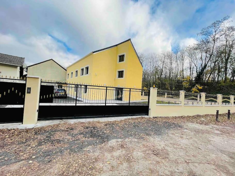 Masion Belle Vue Apartment Сарсел Екстериор снимка