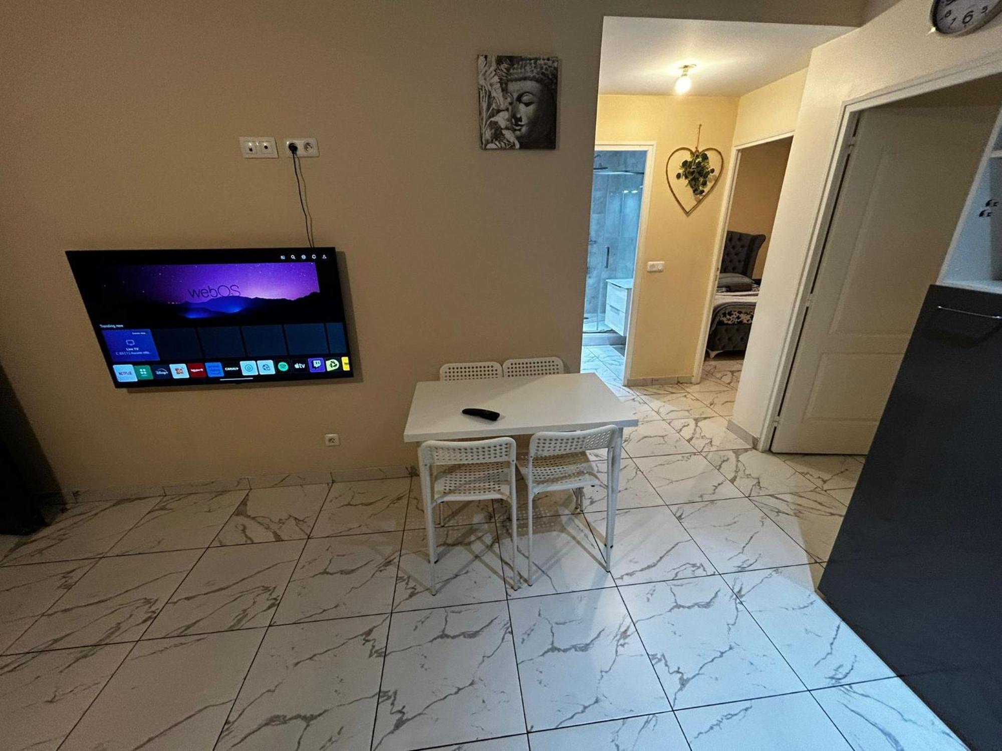 Masion Belle Vue Apartment Сарсел Екстериор снимка